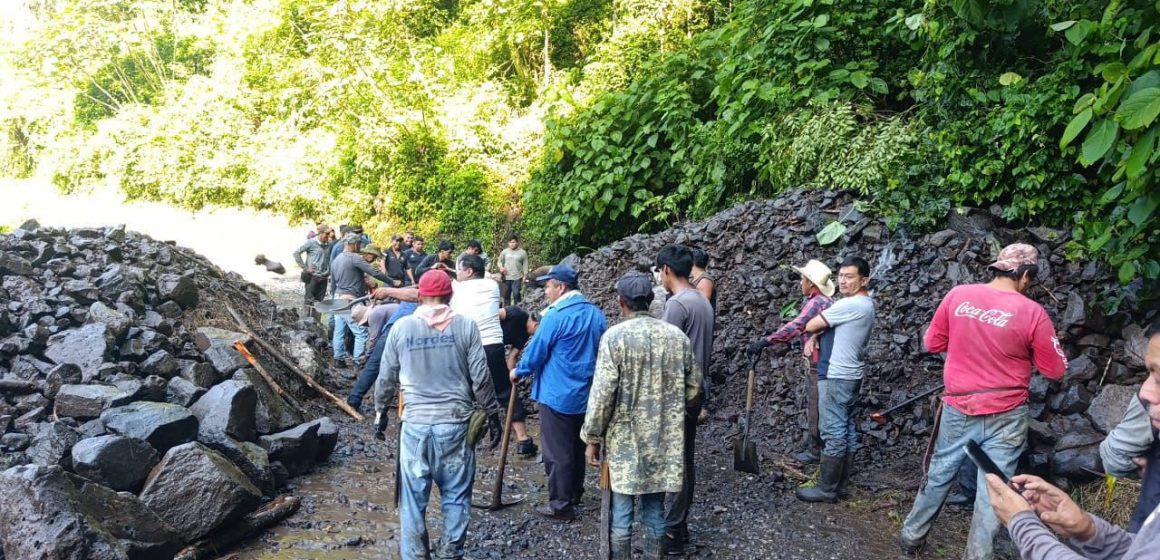 Derrumbe Zihuateutla Derrumbe bloquea carretera en Zihuateutla; Protección Civil y voluntarios retiran escombros