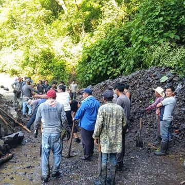 Derrumbe bloquea carretera en Zihuateutla; Protección Civil y voluntarios retiran escombros