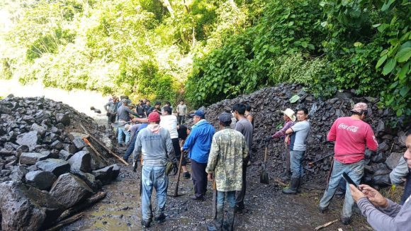 Derrumbe Zihuateutla Derrumbe bloquea carretera en Zihuateutla; Protección Civil y voluntarios retiran escombros
