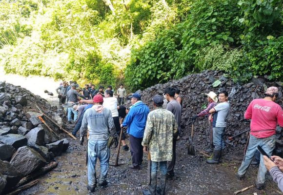 Derrumbe bloquea carretera en Zihuateutla; Protección Civil y voluntarios retiran escombros