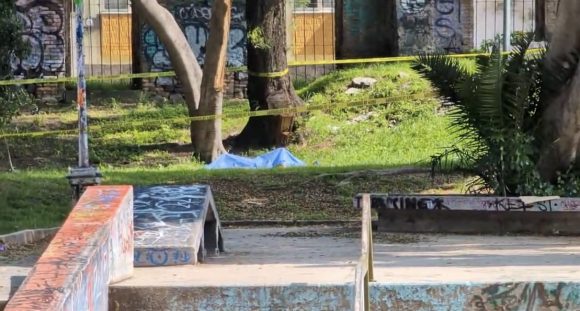 Hallan a hombre sin vida y con golpes en la cabeza en el Parque Skate de Xonaca