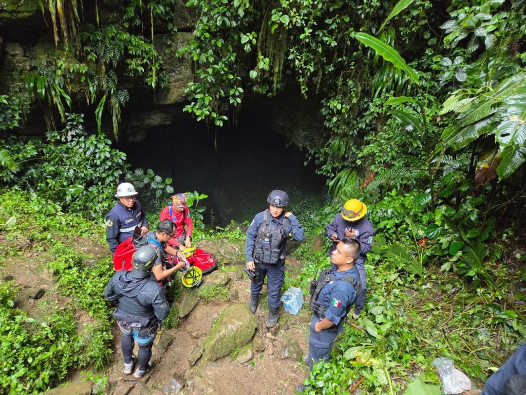Búsqueda de turistas en la Gruta de Chichicazapan continuará este viernes 1 IMG 2246