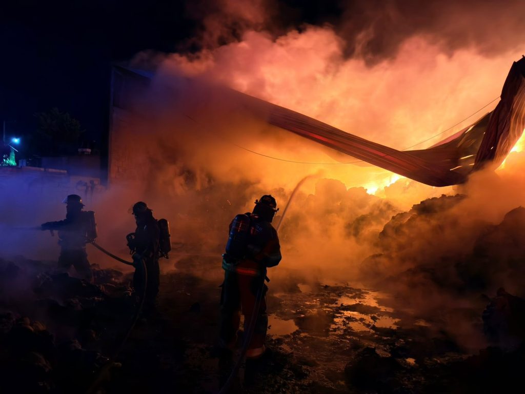 Incendio consume bodega de material reciclable en Santiago de los Leones 1 Incendio bodega Santiago de los Leones