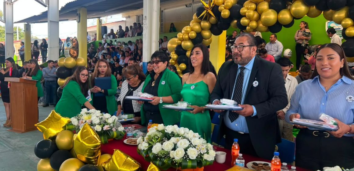 Norma Pimentel - graduación CENDI Diputada Norma Pimentel refrenda apoyo a la educación en Puebla