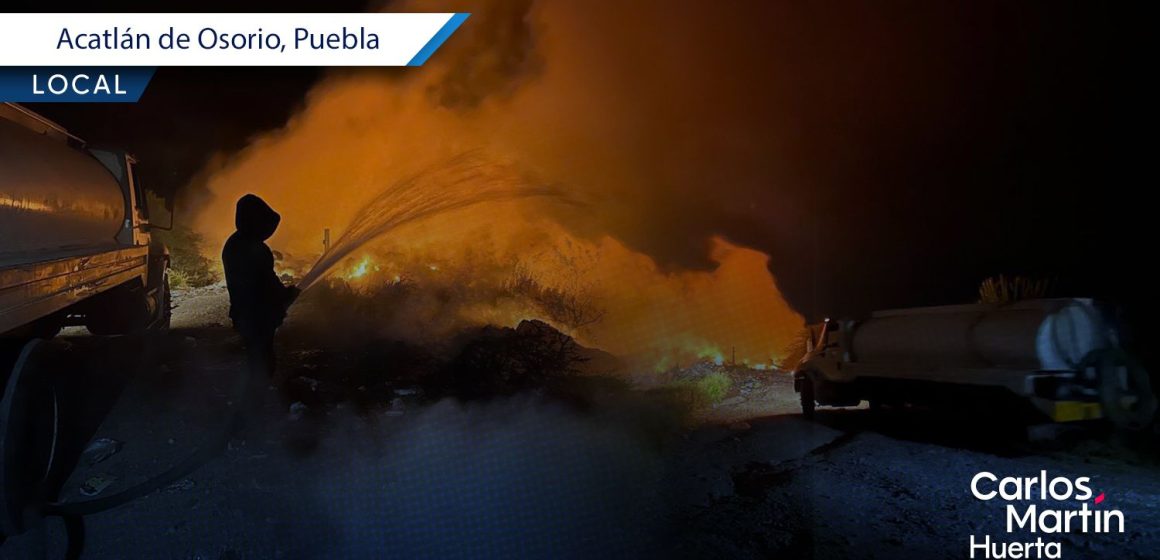 Incendio consume hasta 10 hectáreas del basurero de Acatlán