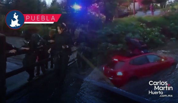 Rescatan a pareja arrastrada por la corriente del Río Tenexac en Tlaxcala