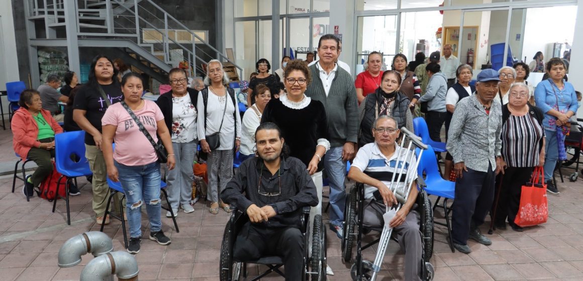 Entrega SMDIF aparatos funcionales para mejorar calidad de vida