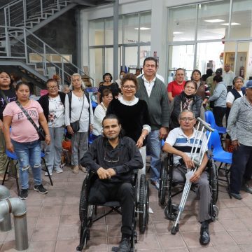Entrega SMDIF aparatos funcionales para mejorar calidad de vida