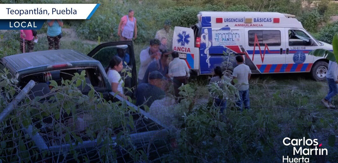Rescatan a pareja tras caer con su camioneta a barranca en Teopantlán