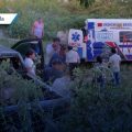 Rescatan a pareja tras caer con su camioneta a barranca en Teopantlán