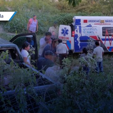 Rescatan a pareja tras caer con su camioneta a barranca en Teopantlán