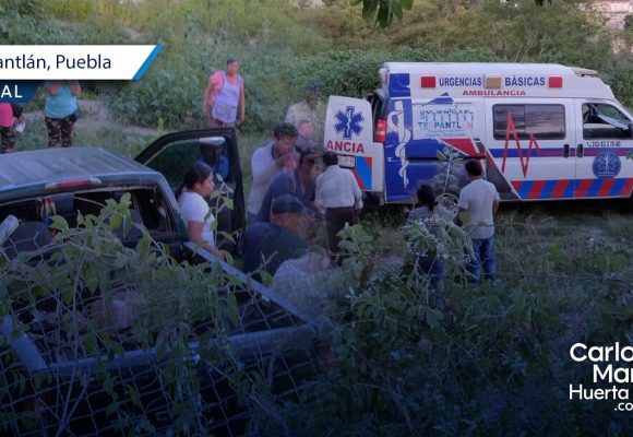 Rescatan a pareja tras caer con su camioneta a barranca en Teopantlán