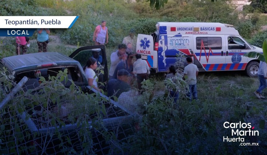 Rescatan a pareja tras caer con su camioneta a barranca en Teopantlán