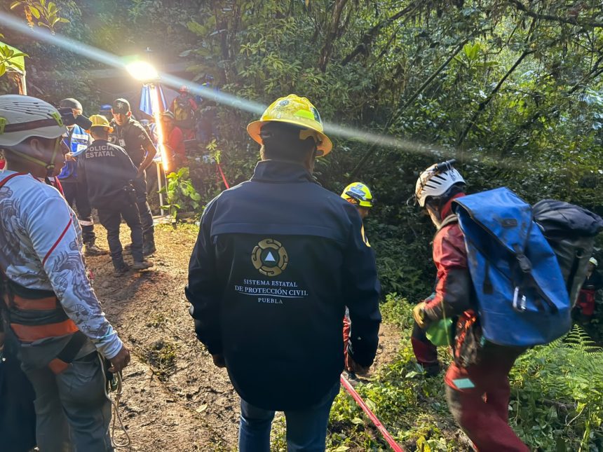Localizan el último cuerpo en la gruta de Cuetzalan; lluvias postergan la extracción