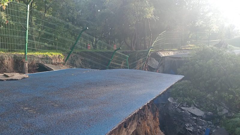Socavón en Parque Metropolitano ciclopista