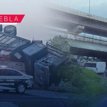 Caos vial en la México-Puebla: Volcadura de camión torton cierra lateral en San Felipe
