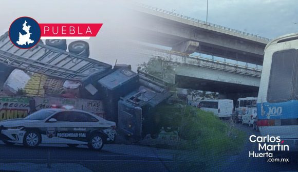 Caos vial en la México-Puebla: Volcadura de camión torton cierra lateral en San Felipe