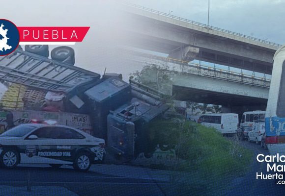 Volcadura México-Puebla San Felipe Caos vial en la México-Puebla: Volcadura de camión torton cierra lateral en San Felipe