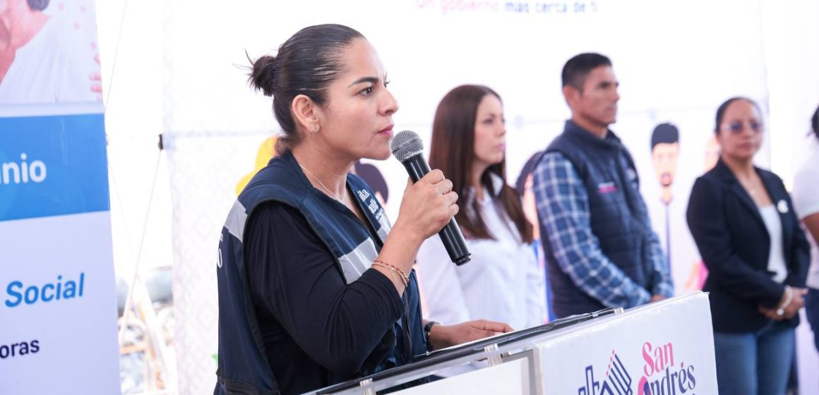 Acerca Lupita Cuautle atención integral a familias de San Francisco Acatepec
