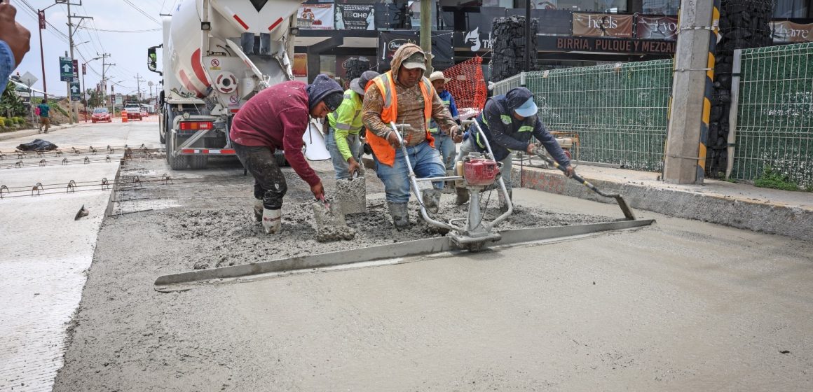 Supervisa Omar Muñoz avances de la pavimentación de la calle Tlaxcala