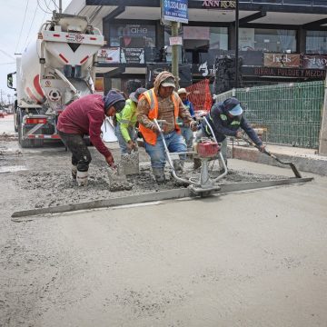 Supervisa Omar Muñoz avances de la pavimentación de la calle Tlaxcala