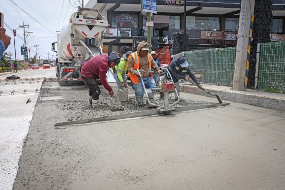 Supervisa Omar Muñoz avances de la pavimentación de la calle Tlaxcala