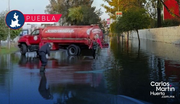 Bomberos extraen el agua acumulada en la Calzada Centauro