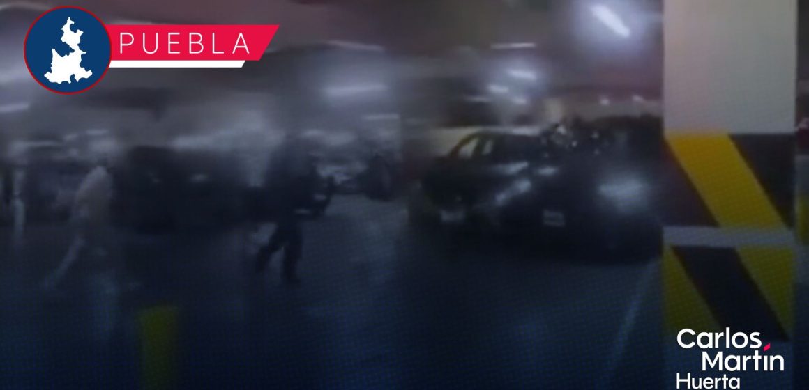 Conductores protagonizan pelea en estacionamiento de Angelópolis; querían el mismo lugar
