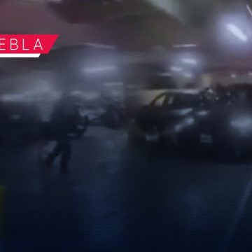 Conductores protagonizan pelea en estacionamiento de Angelópolis; querían el mismo lugar