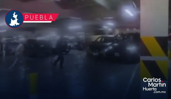 Conductores protagonizan pelea en estacionamiento de Angelópolis; querían el mismo lugar