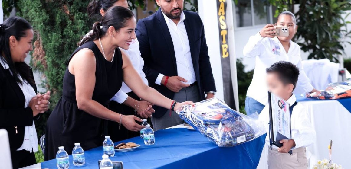 Lupita Cuautle acompaña a estudiantes de San Andrés Cholula en la culminación de su ciclo escolar