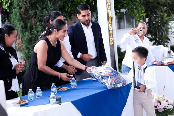 Lupita Cuautle acompaña a estudiantes de San Andrés Cholula en la culminación de su ciclo escolar