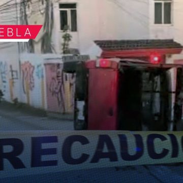 Camioneta termina volcada sobre Periférico Ecológico tras mala maniobra
