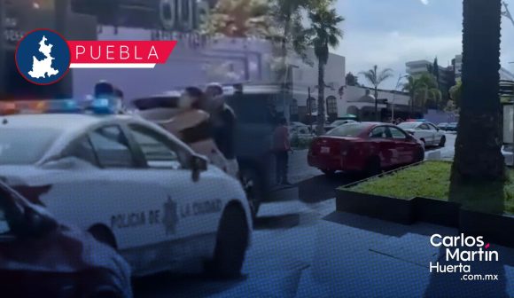 Familia golpea a policías de tránsito tras multa en la Avenida Juárez