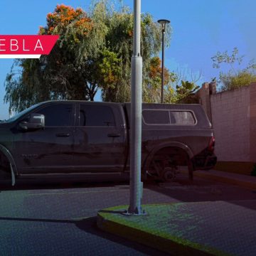 En tabiques, dejan camioneta en Centro Comercial Down Town en Lomas de Angelópolis
