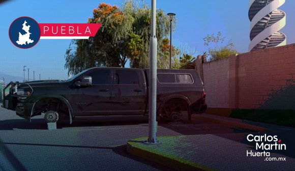 En tabiques, dejan camioneta en Centro Comercial Down Town en Lomas de Angelópolis