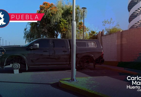 En tabiques, dejan camioneta en Centro Comercial Down Town en Lomas de Angelópolis