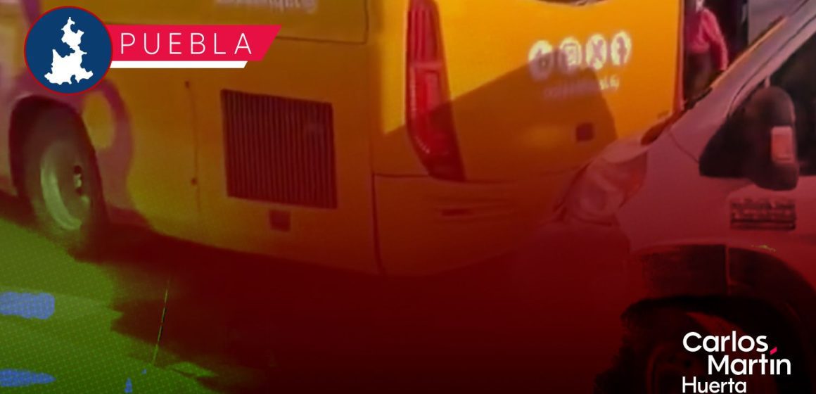 Autobús de pasajeros y ambulancia protagonizan accidente en la Vía Atlixcáyotl