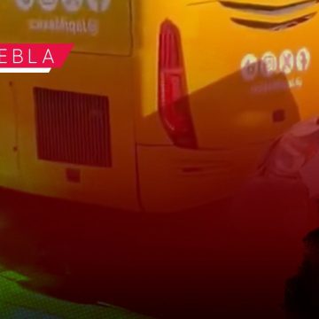Autobús de pasajeros y ambulancia protagonizan accidente en la Vía Atlixcáyotl