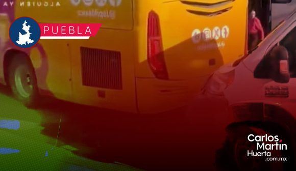 Autobús de pasajeros y ambulancia protagonizan accidente en la Vía Atlixcáyotl
