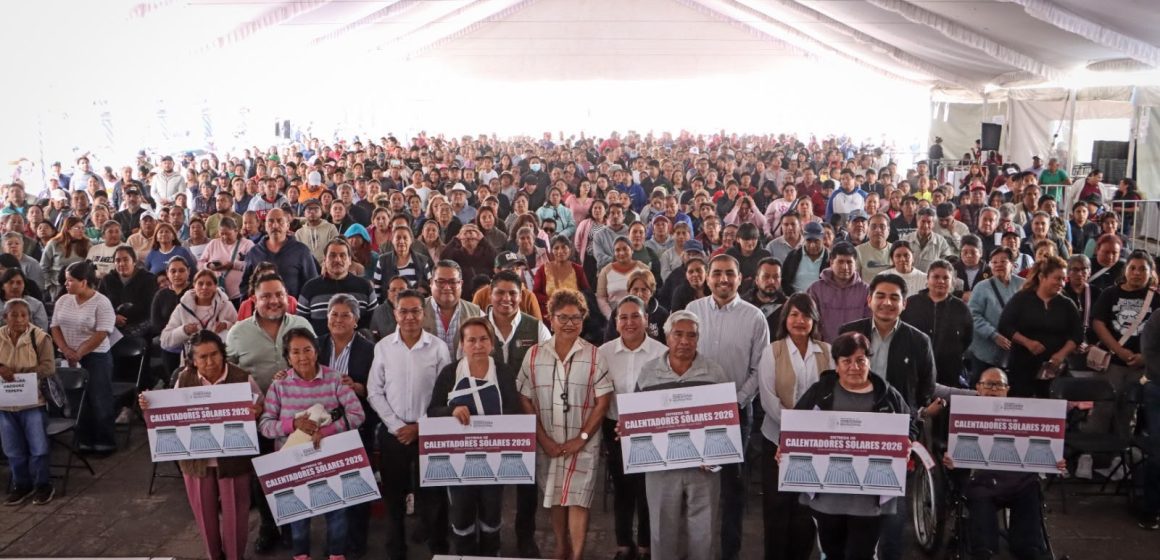 Omar Muñoz entrega 845 calentadores solares más a familias de Cuautlancingo