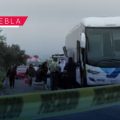 Camión de pasajeros protagoniza accidente en la autopista México-Puebla; hay cuatro lesionados