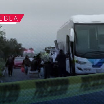 Camión de pasajeros protagoniza accidente en la autopista México-Puebla; hay cuatro lesionados
