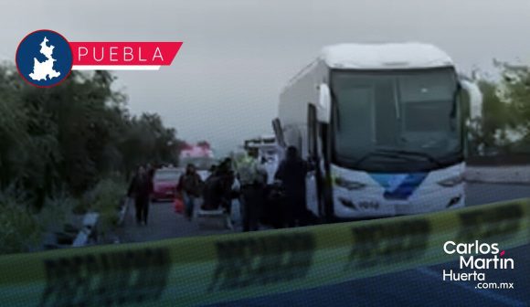 Camión de pasajeros protagoniza accidente en la autopista México-Puebla; hay cuatro lesionados