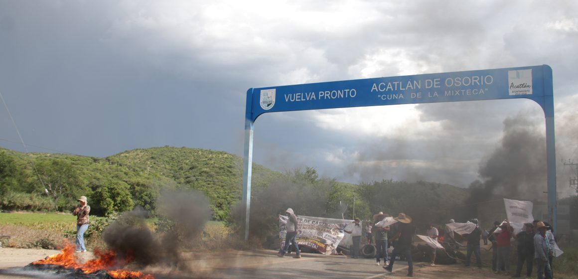 Segob Puebla llama al diálogo tras bloqueo en Acatlán; propone mesa de trabajo para el 5 de agosto