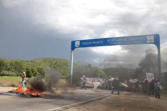 Segob Puebla llama al diálogo tras bloqueo en Acatlán; propone mesa de trabajo para el 5 de agosto