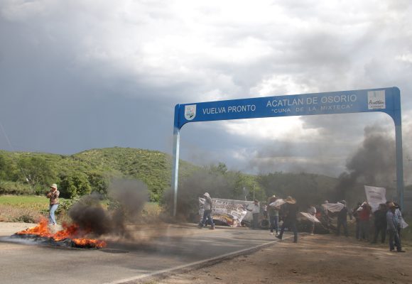 Segob Puebla llama al diálogo tras bloqueo en Acatlán; propone mesa de trabajo para el 5 de agosto