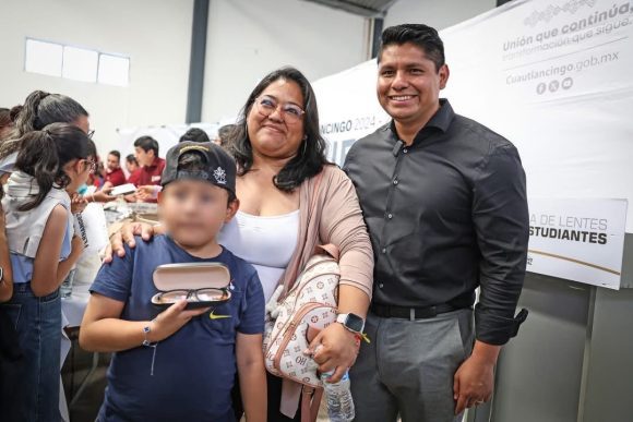 Gobierno de Cuautlancingo entrega 476 lentes a estudiantes para fortalecer su aprendizaje