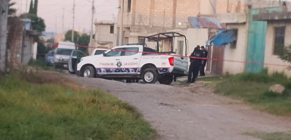 Hallan cadáver encobijado con mensaje de amenaza en La Resurrección