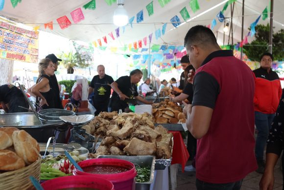 Feria de las Carnitas en Totimehuacan va por récord de ventas con 22 toneladas